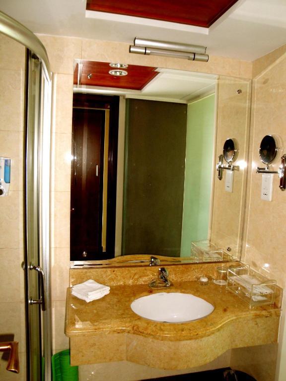 Overseas Chinese International Hotel Thanh Đảo Phòng bức ảnh